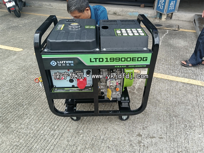 2025年9月9日，客戶到店采購綠田10kw柴油發電機組并試機